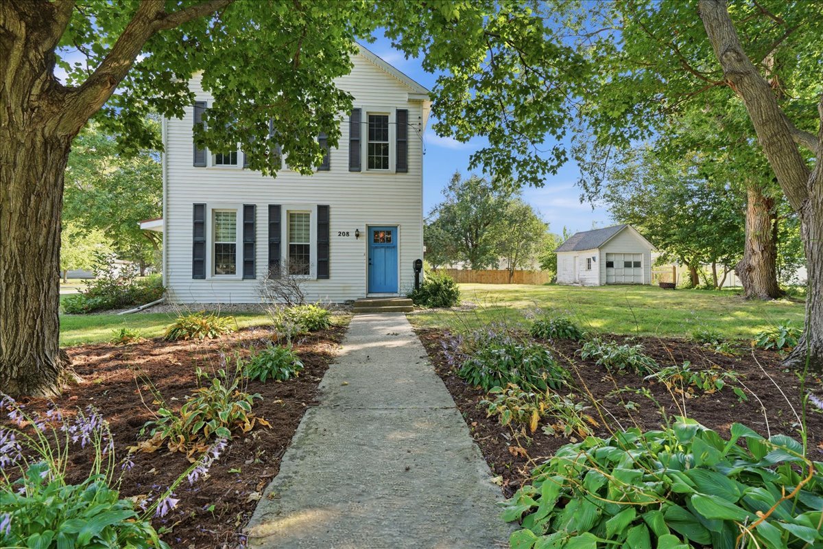 208 E Wall Street Property Photo 1