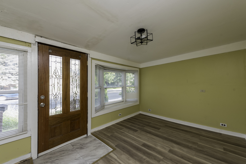 964 N Lewis Avenue Property Photo 4