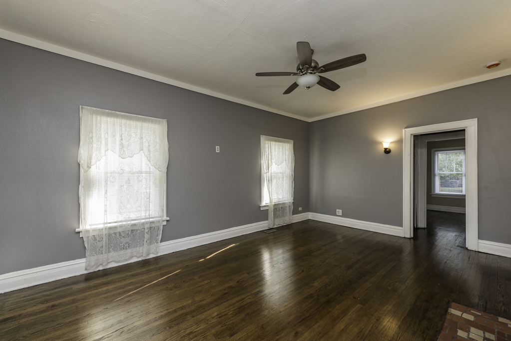964 N Lewis Avenue Property Photo 6