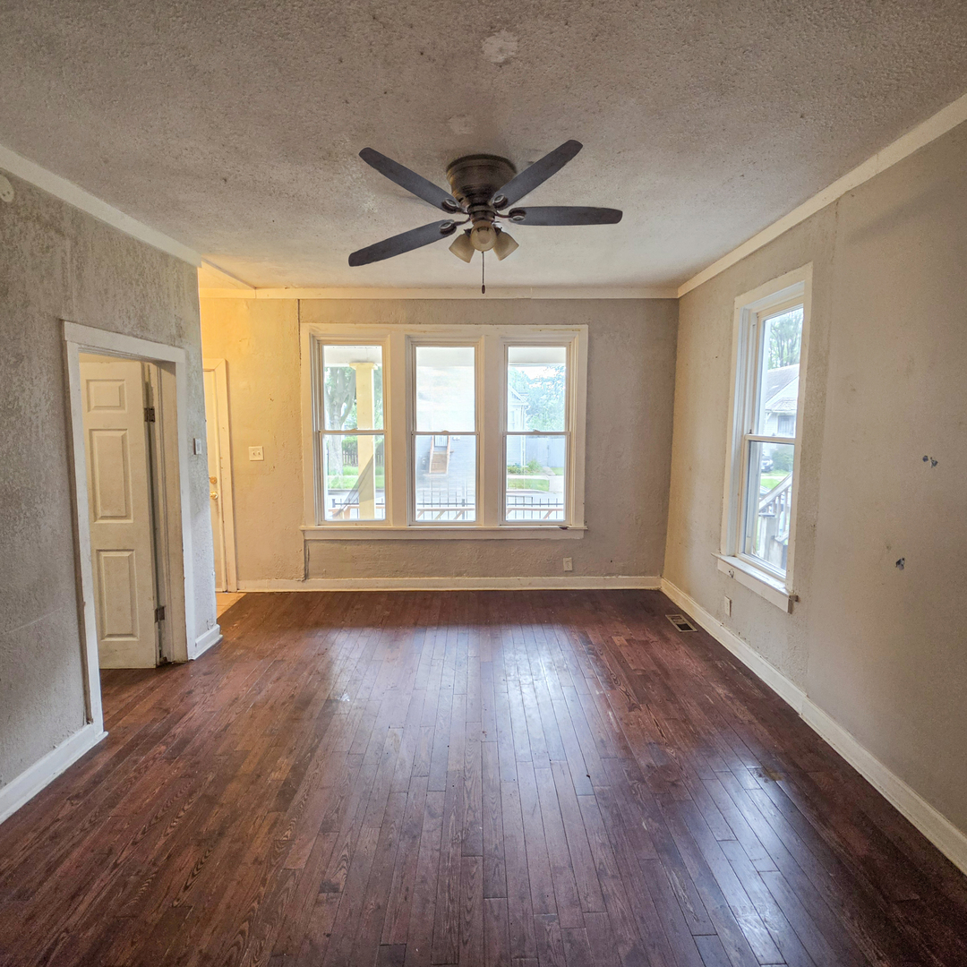 11566 S Lafayette Avenue Property Photo 2