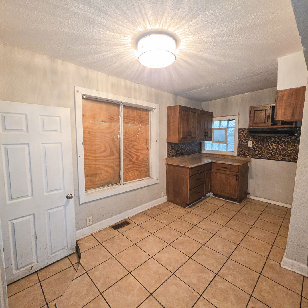 11566 S Lafayette Avenue Property Photo 6