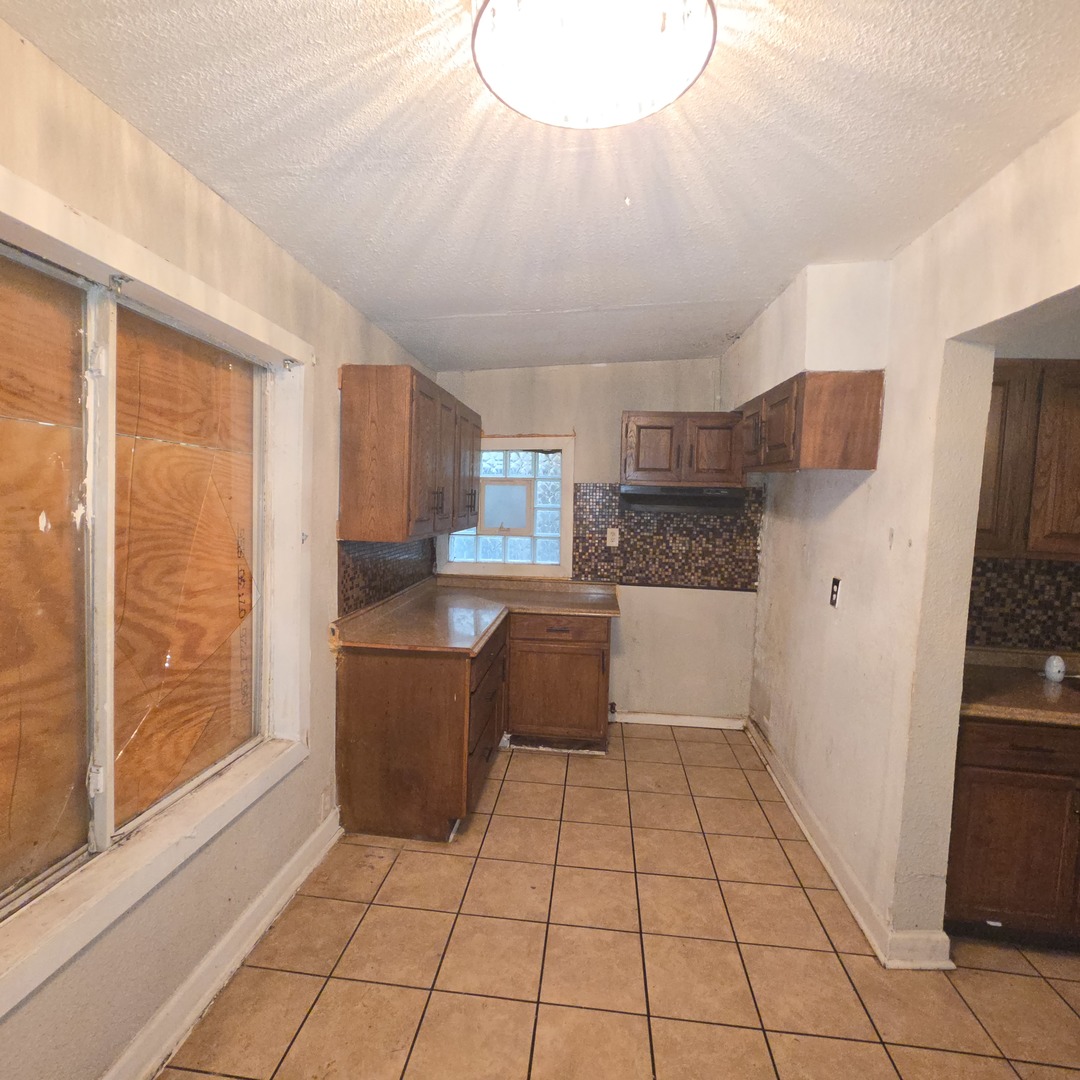 11566 S Lafayette Avenue Property Photo 10