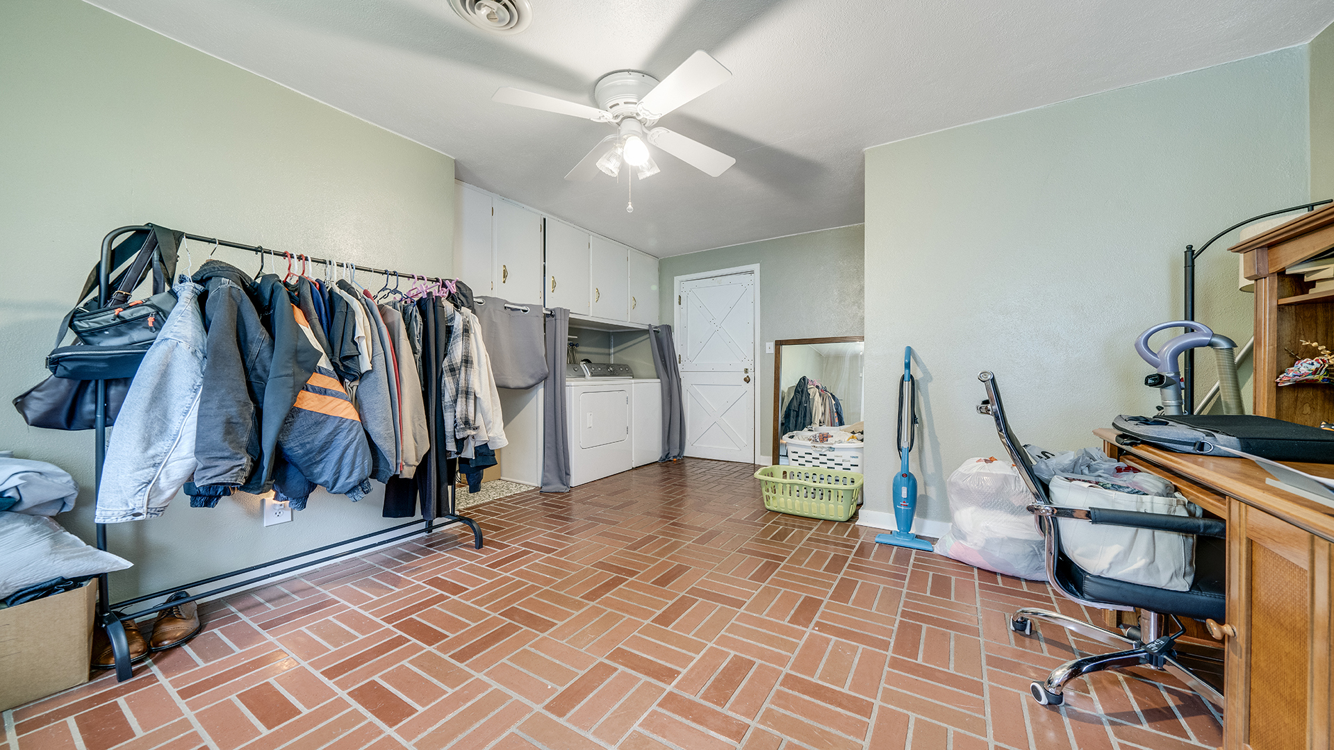 225 E 4th Street Property Photo 9
