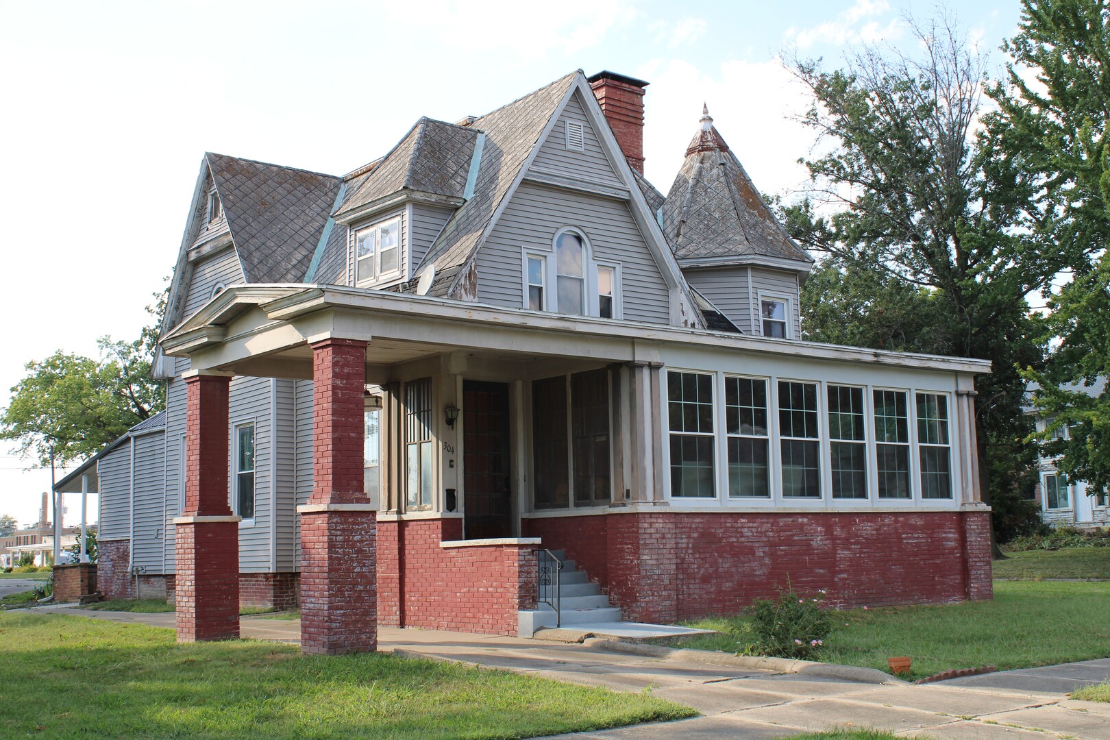 304 S Maple Street Property Photo 1
