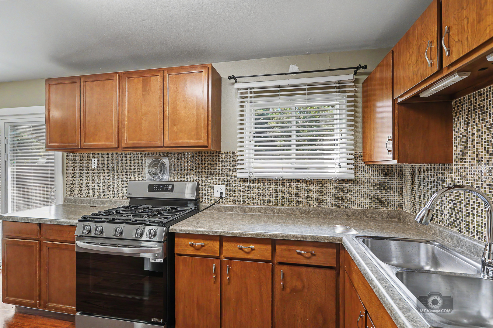 2204 Douglas Street Property Photo 11