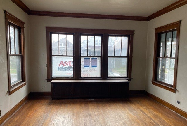 1316 W 72nd Street Property Photo 3