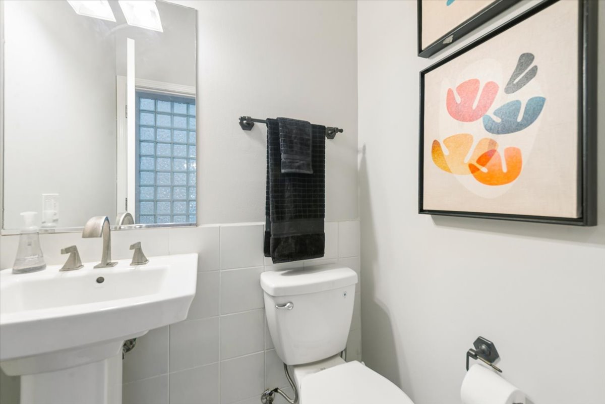 1021 N Winchester Avenue 1 Property Photo 8
