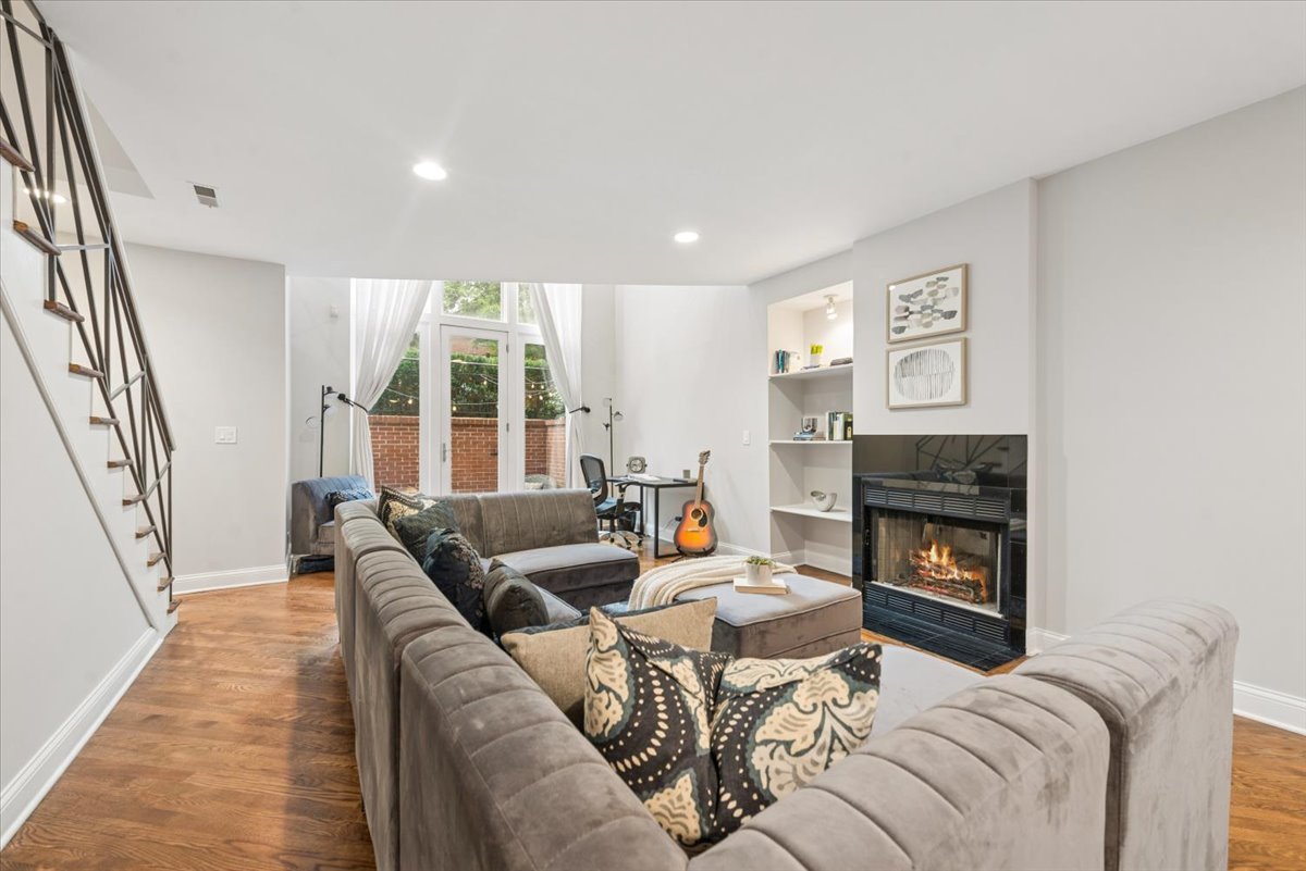 1021 N Winchester Avenue 1 Property Photo 17