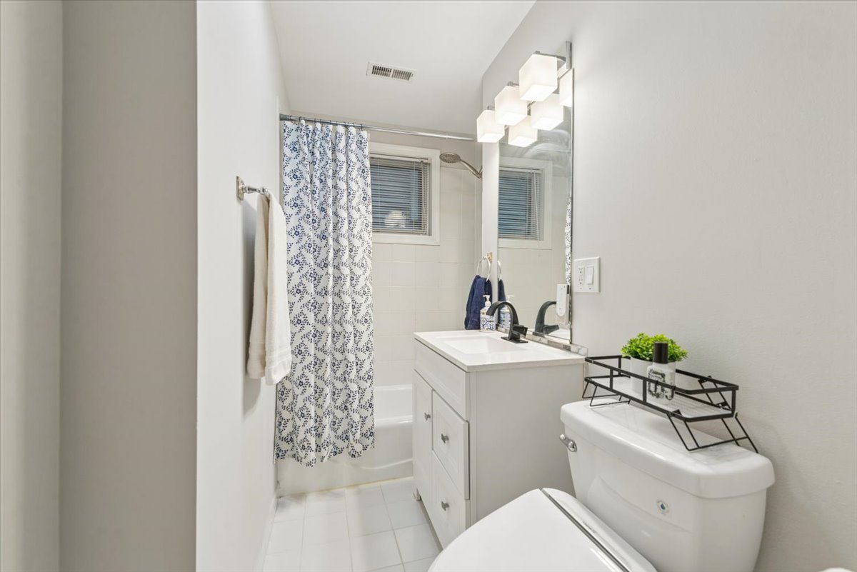 1021 N Winchester Avenue 1 Property Photo 24