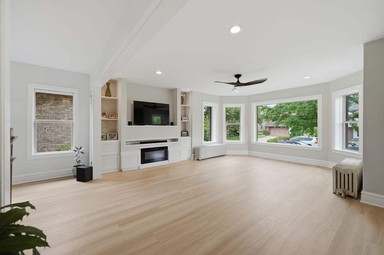 2638 N Central Park Avenue Property Photo 2