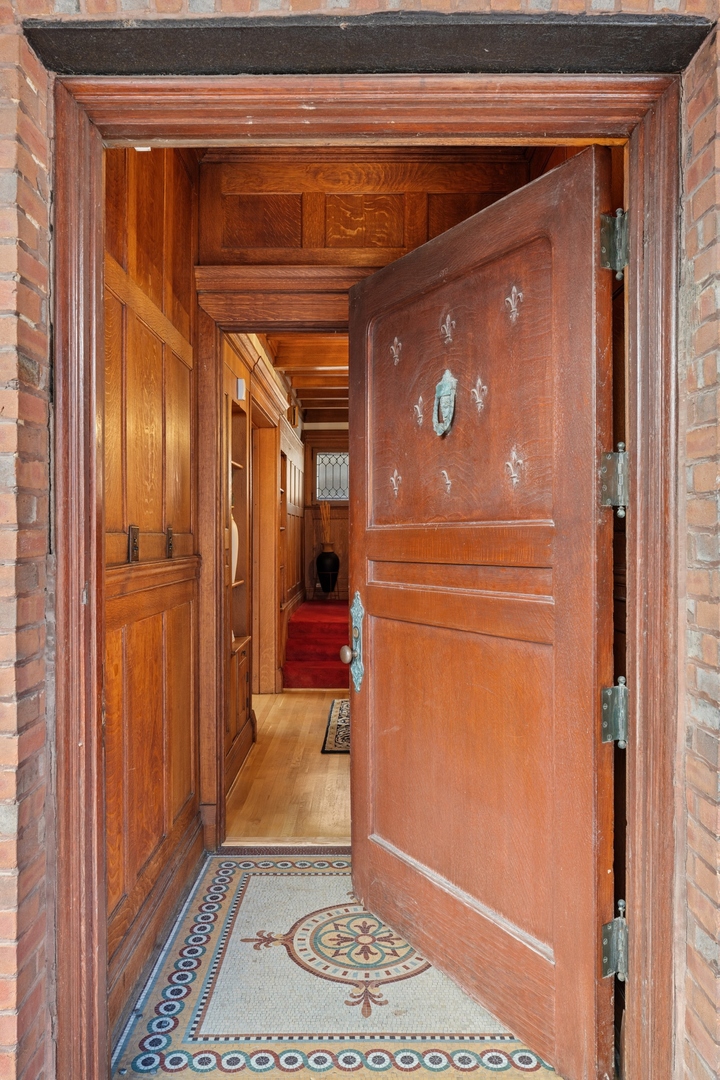 4923 S Greenwood Avenue Property Photo 2