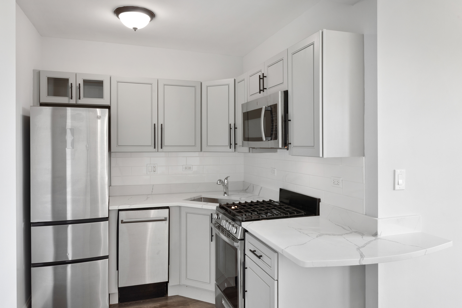 1521 W Sherwin Avenue 503 Property Photo 4