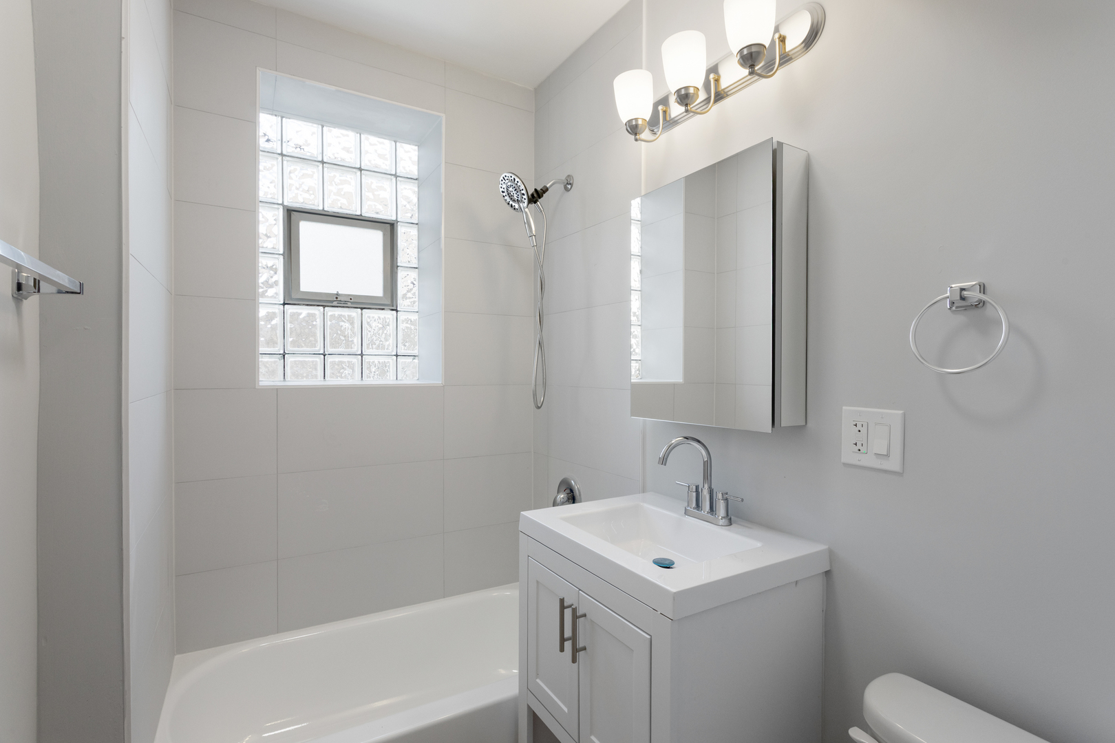 1634 W Howard Street 211 Property Photo 8