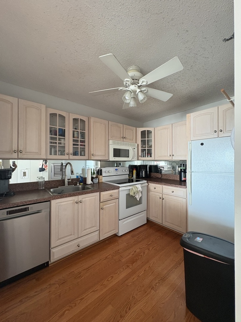 111 W Maple Street 1508 Property Photo 3