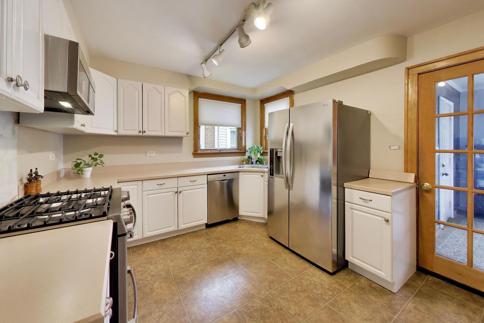 5042 N Melvina Avenue Property Photo 8