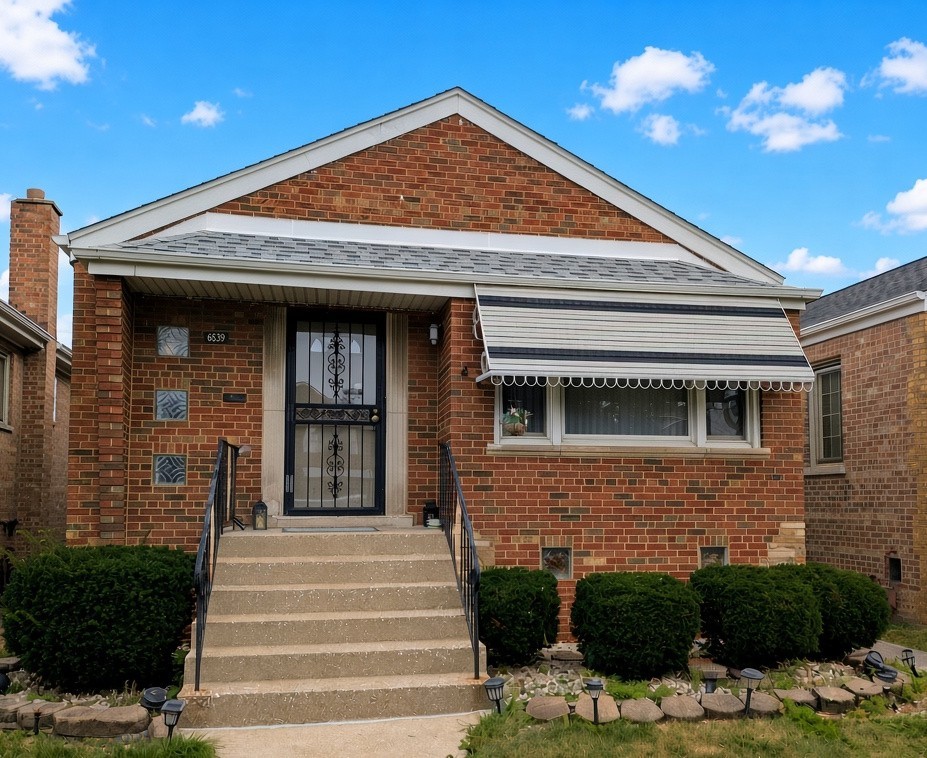6639 S Knox Avenue Property Photo 1