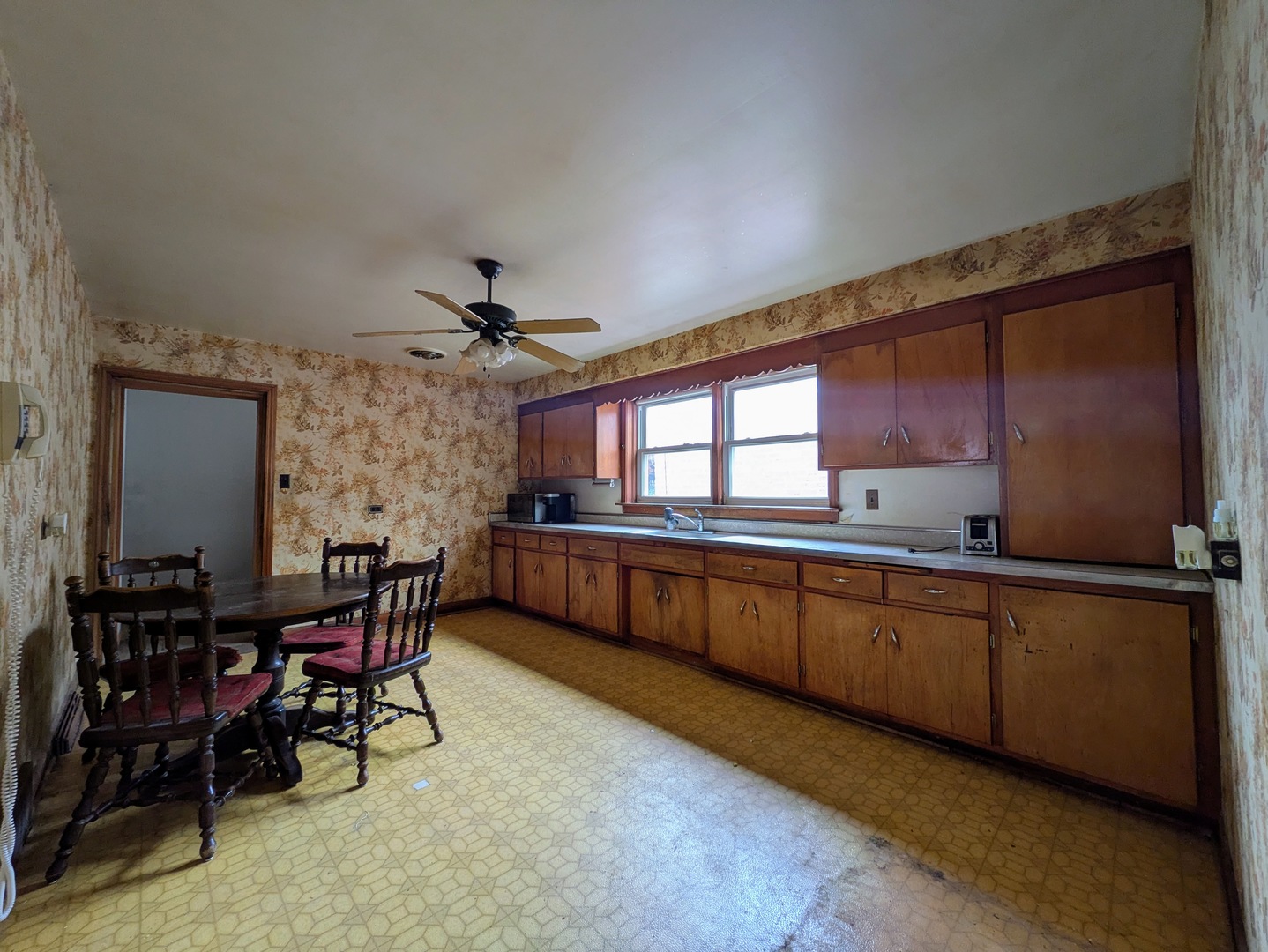 6639 S Knox Avenue Property Photo 4