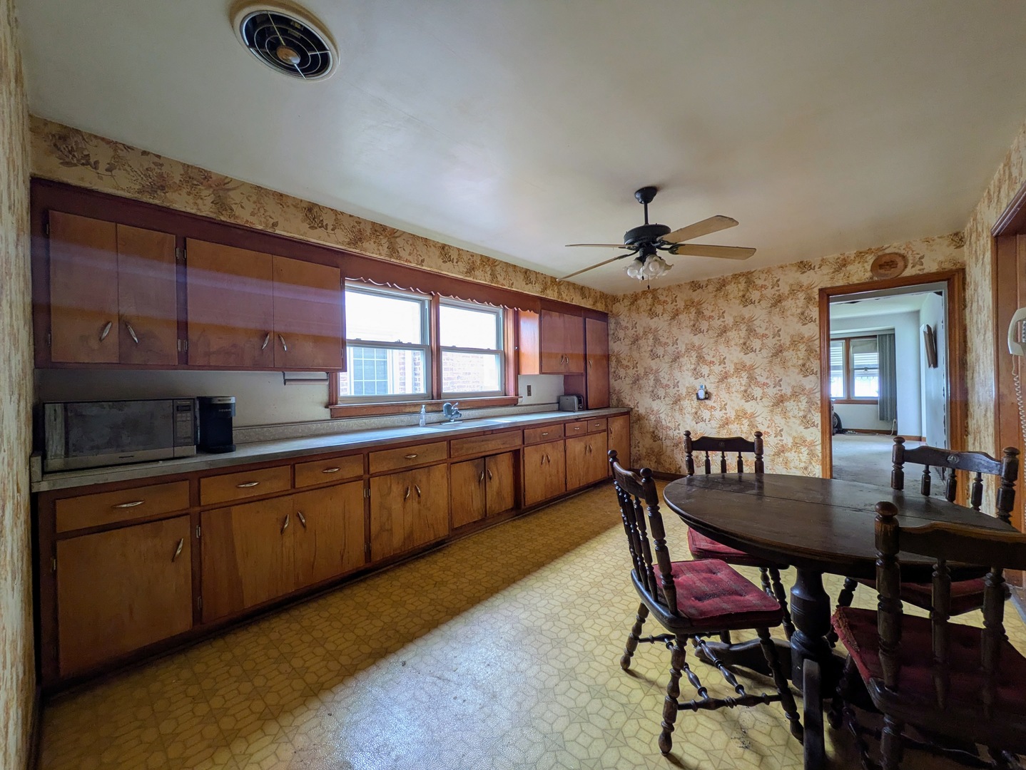 6639 S Knox Avenue Property Photo 5