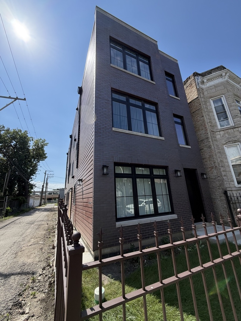 2821 W Walnut Street Property Photo 2