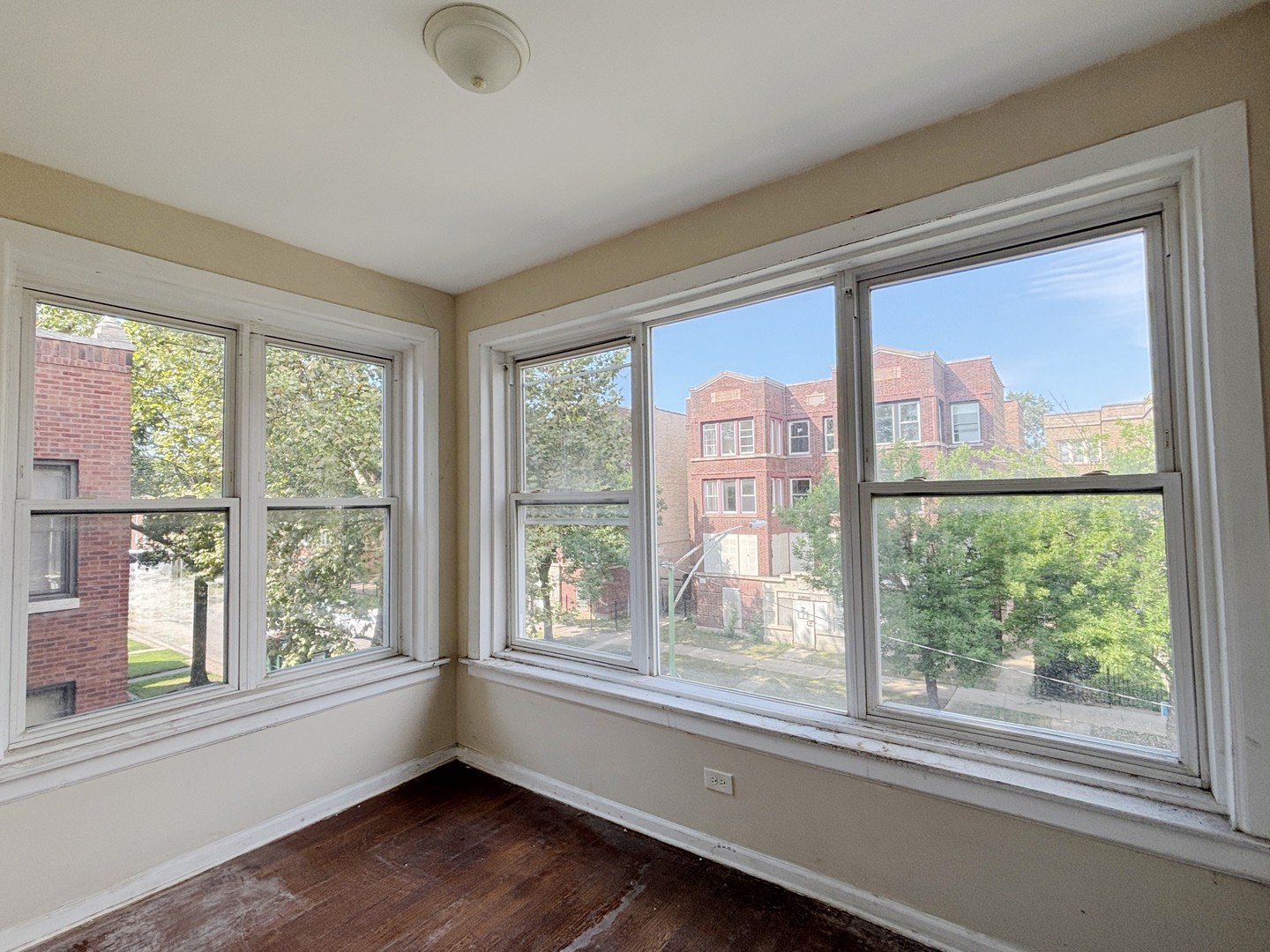 7135 S East End Avenue Property Photo 2