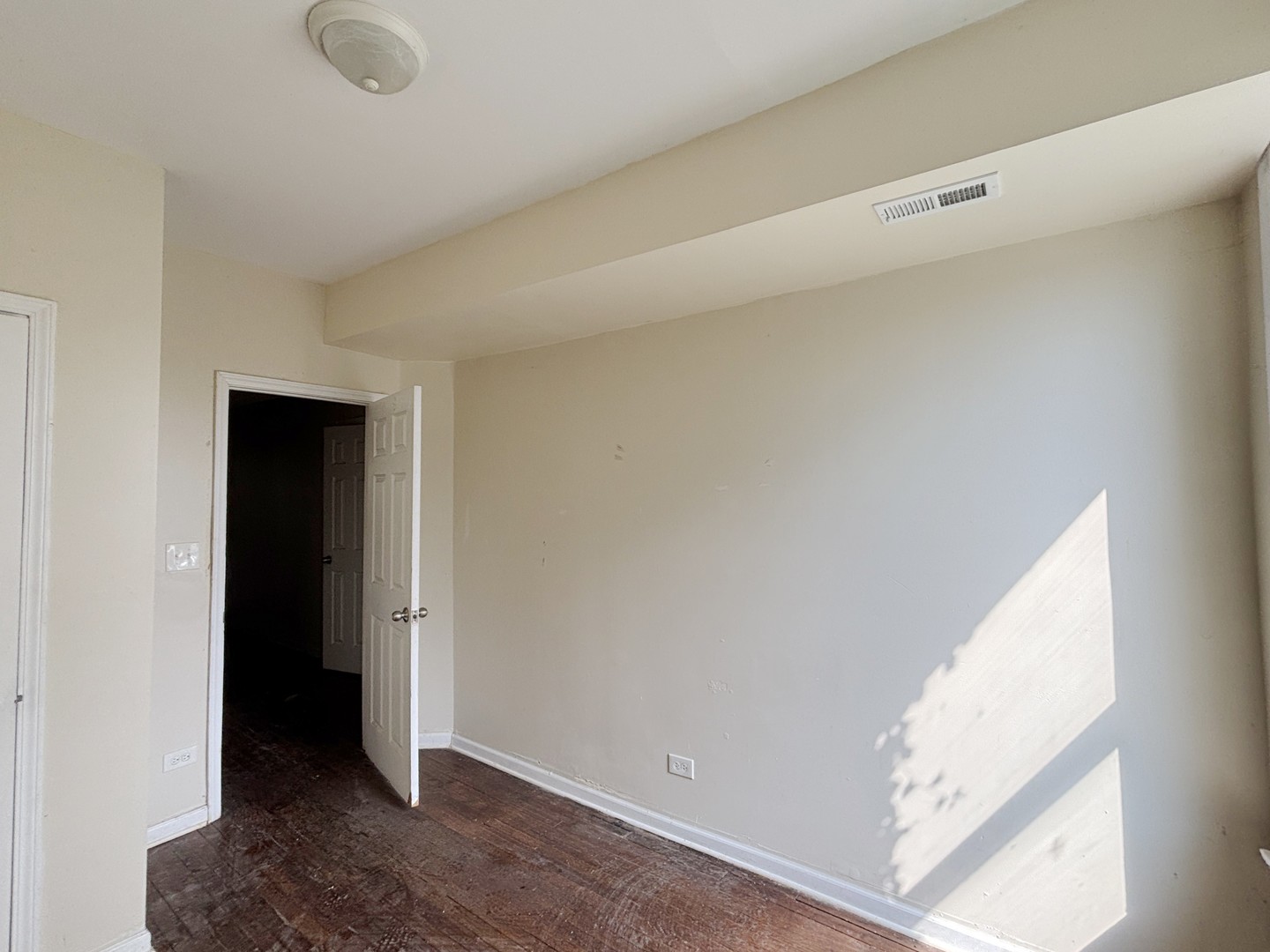 7135 S East End Avenue Property Photo 6