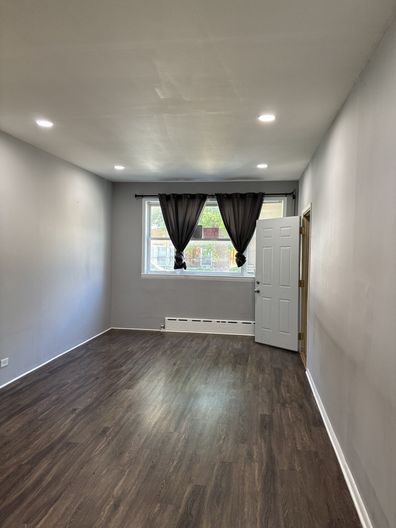 3053 N Elbridge Avenue 2-f Property Photo 3