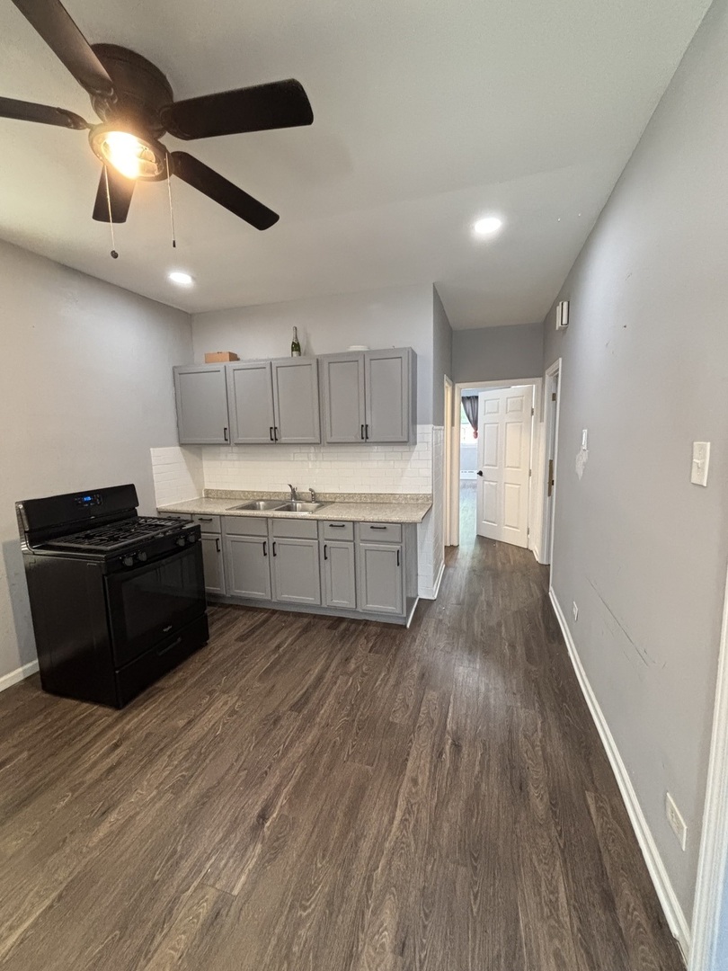 3053 N Elbridge Avenue 2-f Property Photo 4