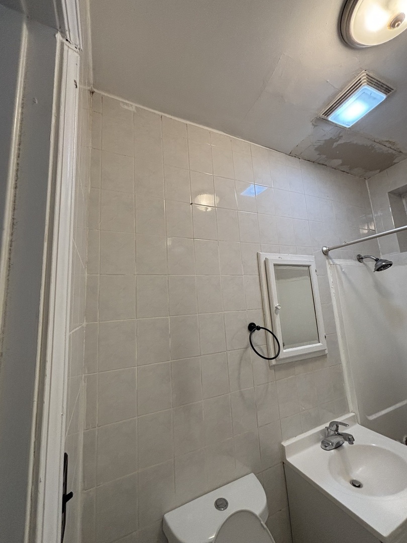 3053 N Elbridge Avenue 2-f Property Photo 7