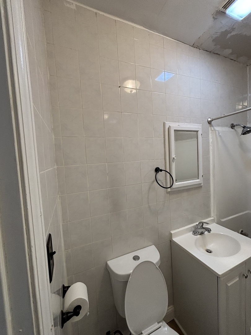 3053 N Elbridge Avenue 2-f Property Photo 9