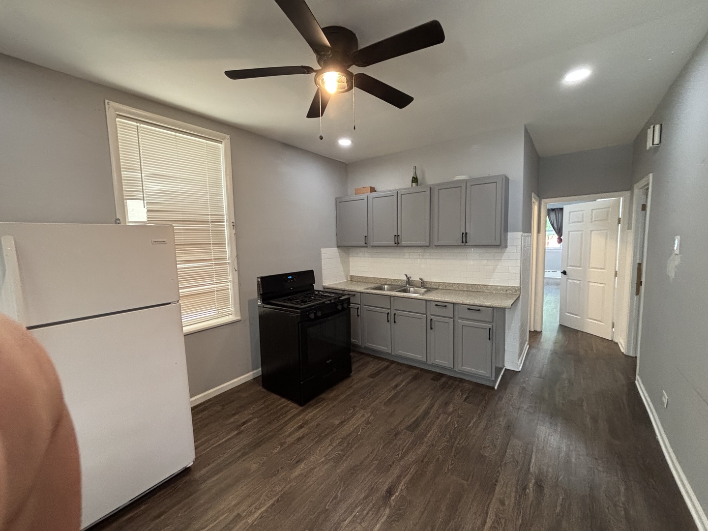 3053 N Elbridge Avenue 2-f Property Photo 10