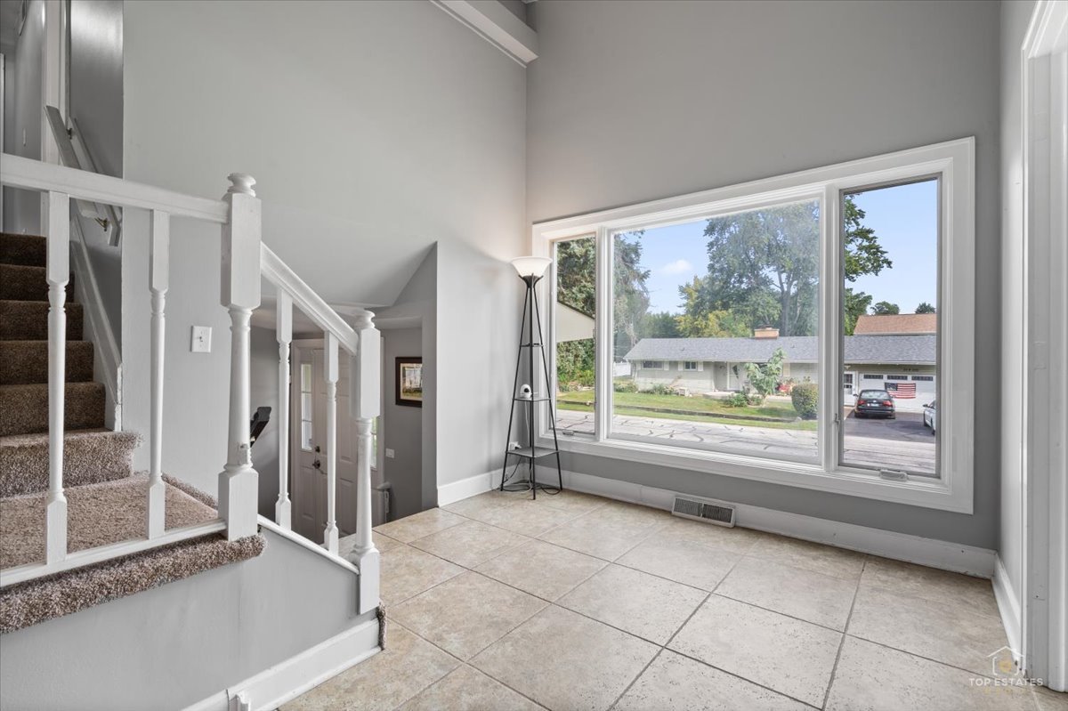 27w501 Williams Street Property Photo 10