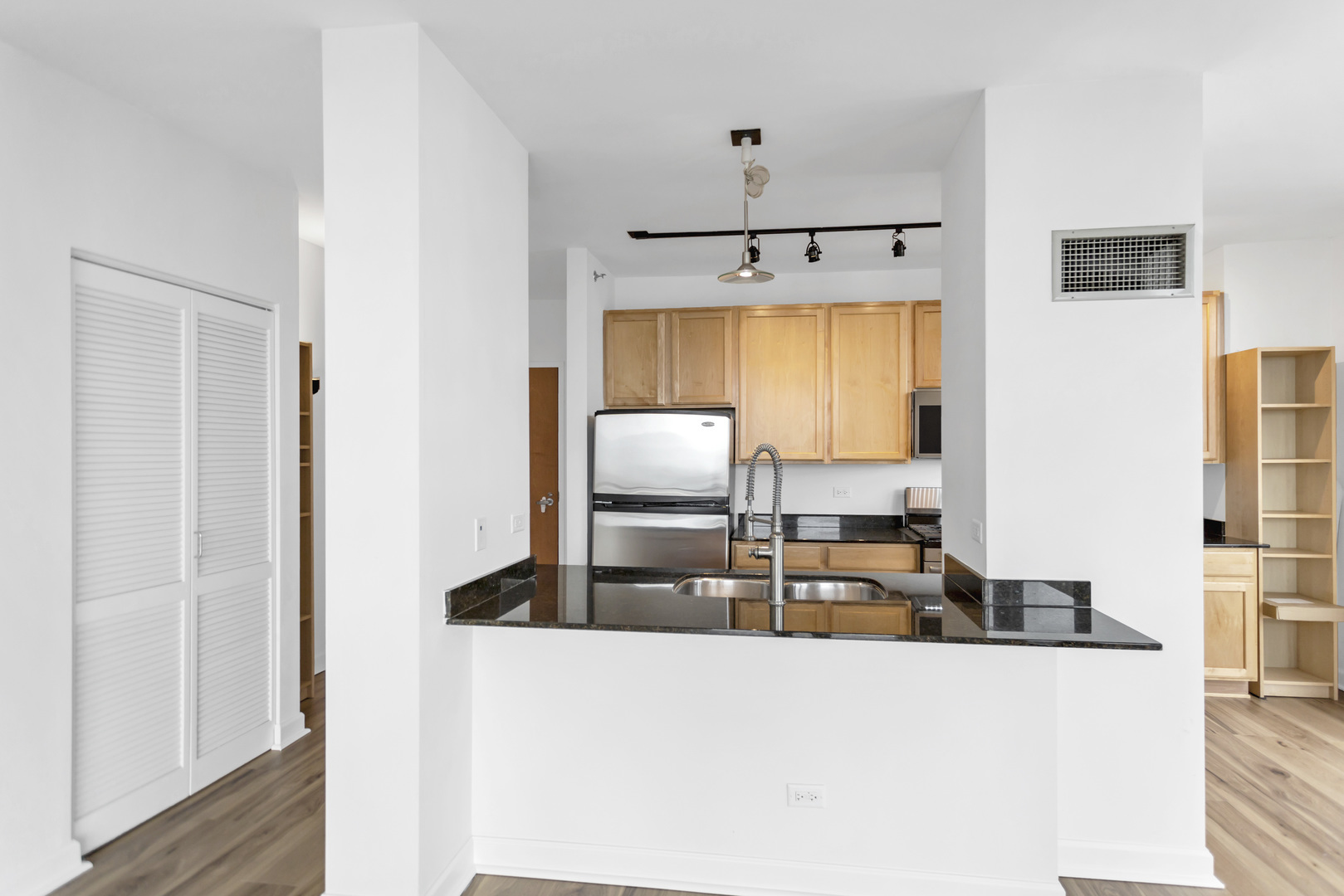 210 S Desplaines Street 1102 Property Photo 6