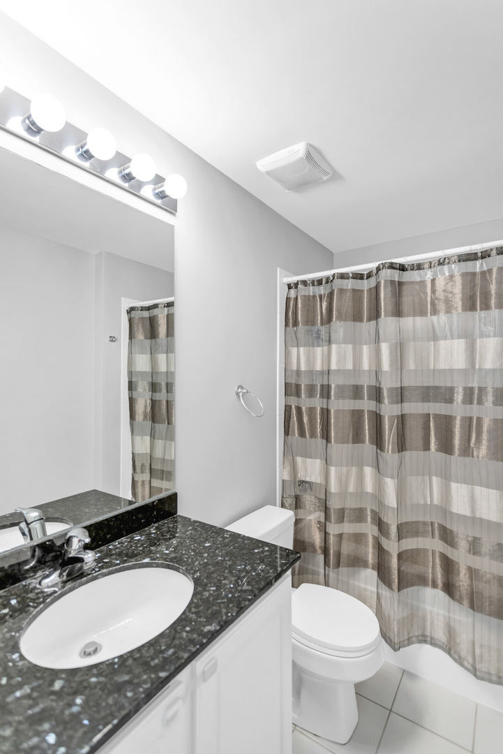210 S Desplaines Street 1102 Property Photo 25