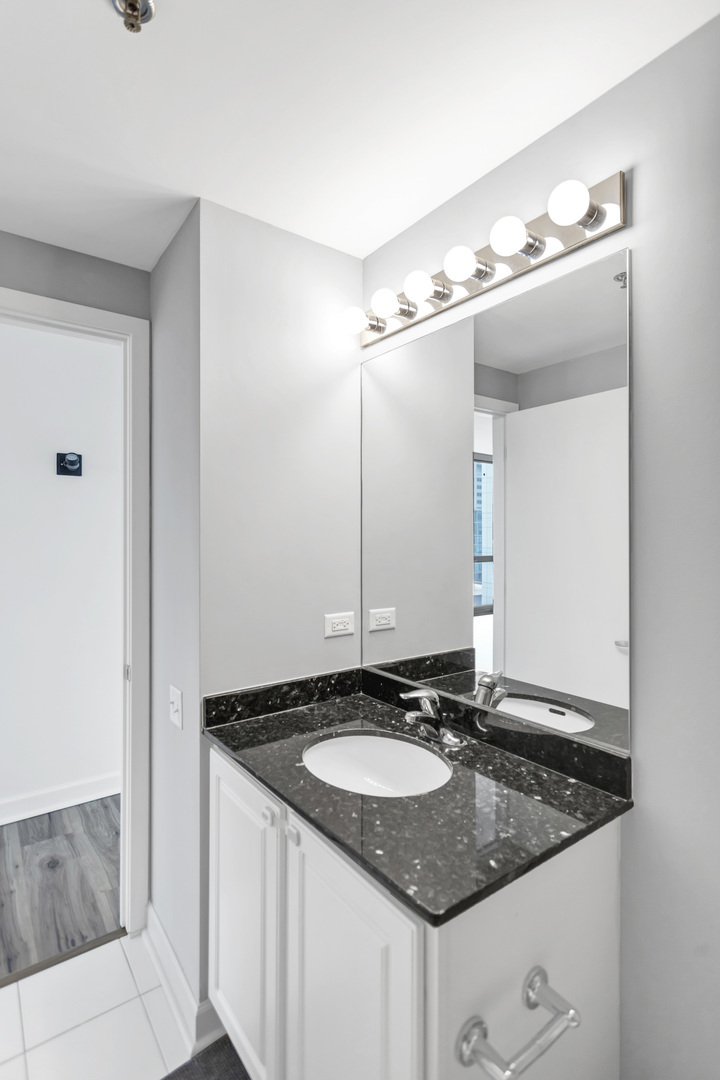 210 S Desplaines Street 1102 Property Photo 26