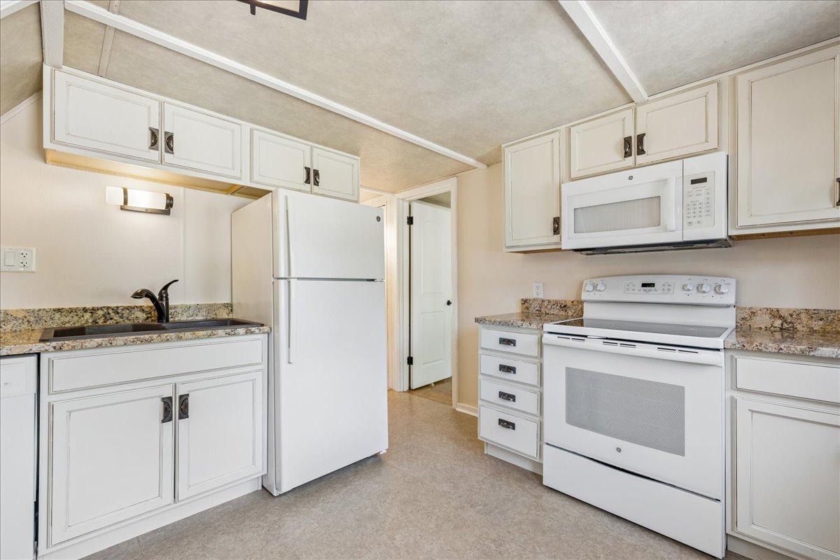 40576 N Grand Avenue Property Photo 4