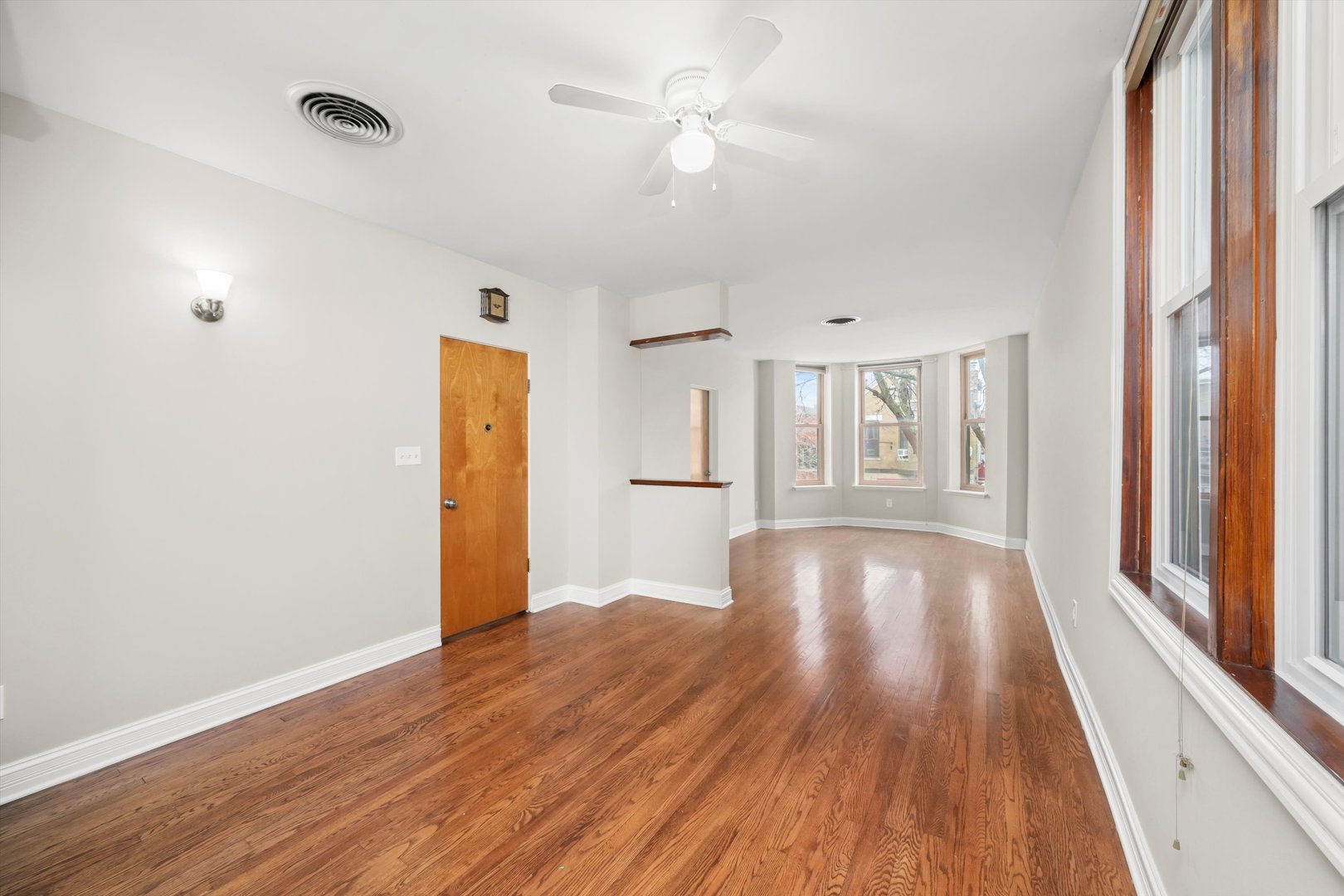 2420 S Oakley Avenue Property Photo 6