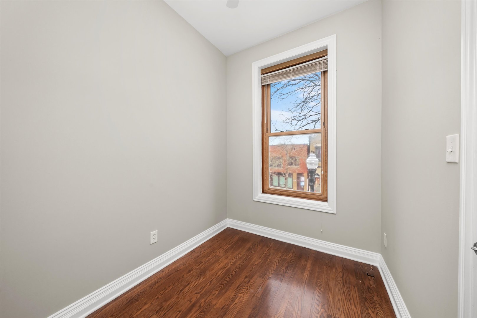 2420 S Oakley Avenue Property Photo 9