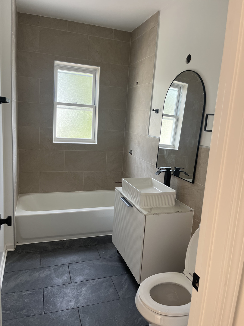 2414 W 70th Street 1 Property Photo 5