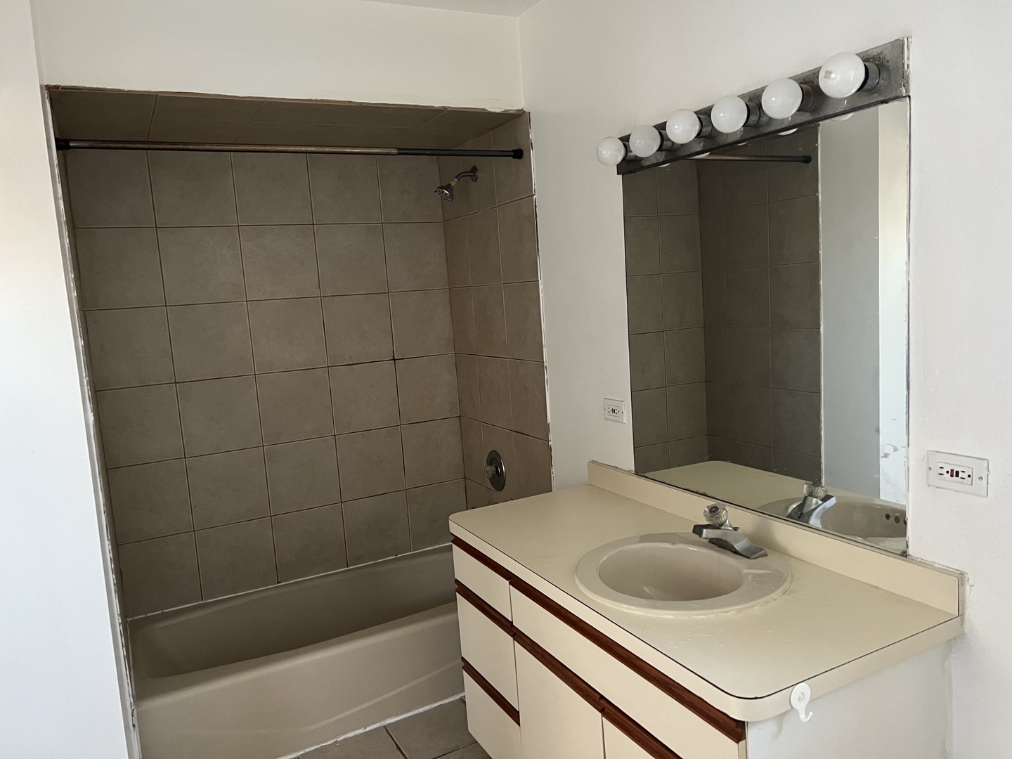 3041 S Lowe Avenue Property Photo 4