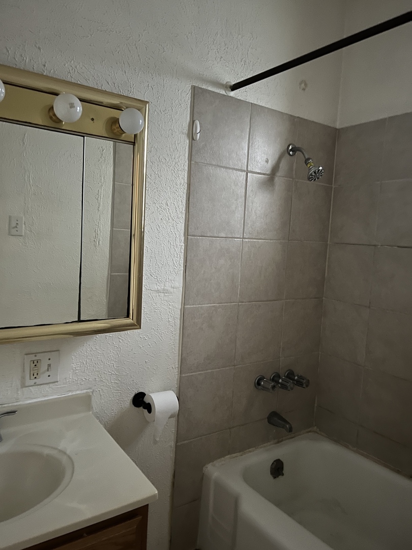 3041 S Lowe Avenue Property Photo 6