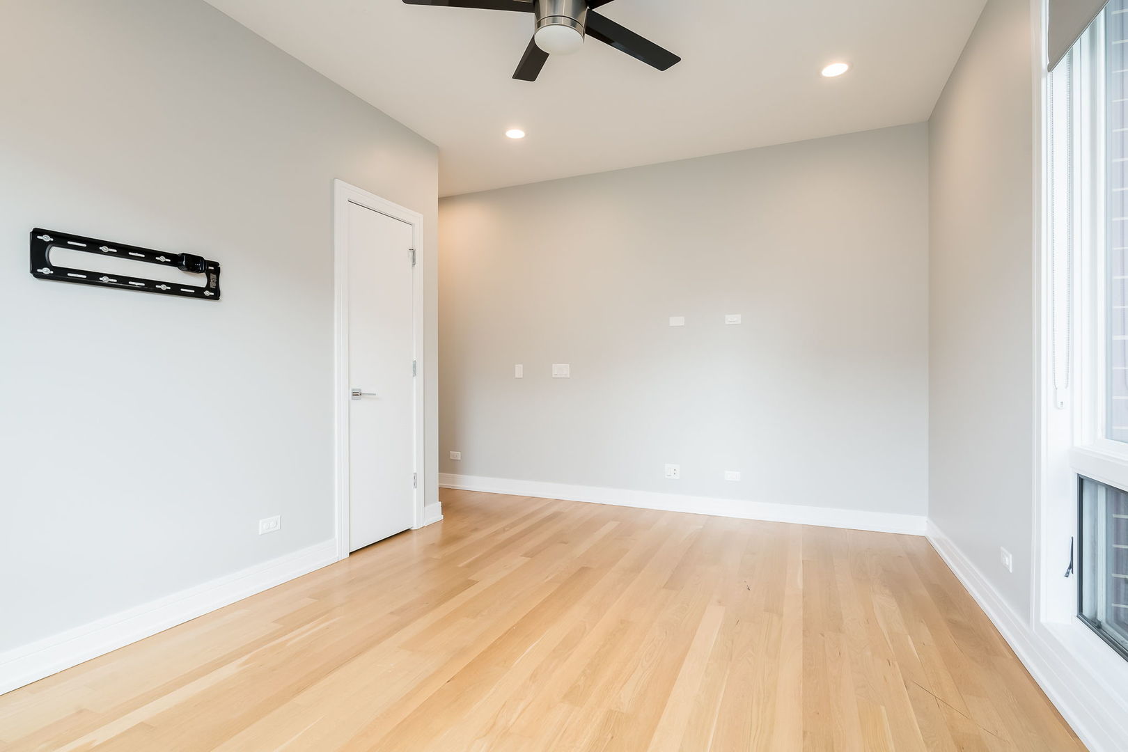 680 N Milwaukee Avenue 604 Property Photo 8