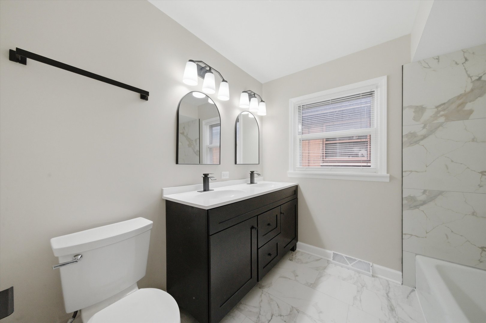 14737 Blackstone Avenue Property Photo 12