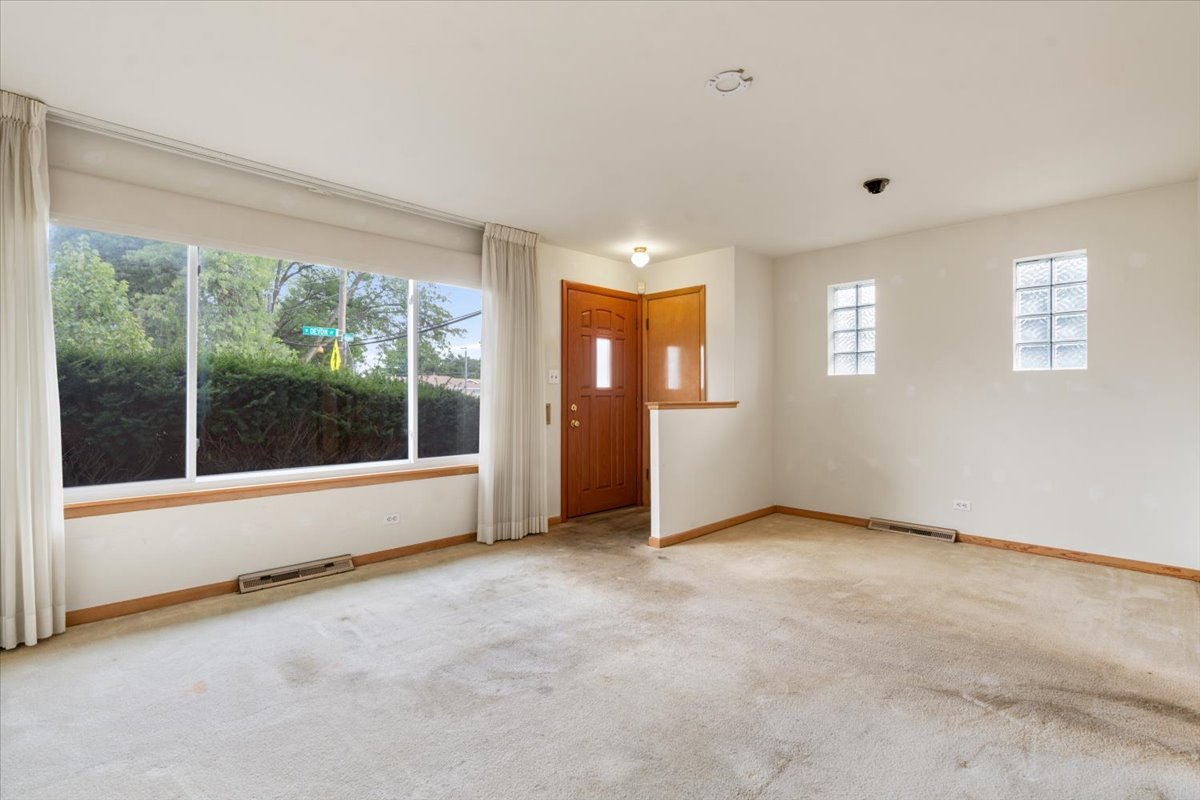 7101 W Devon Avenue Property Photo 4