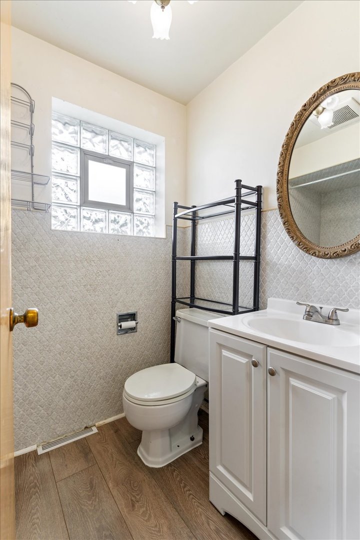 7101 W Devon Avenue Property Photo 14