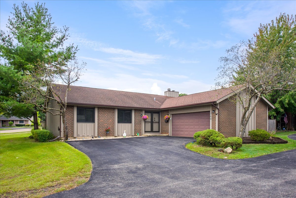 560 Lakeview Court Property Photo 1