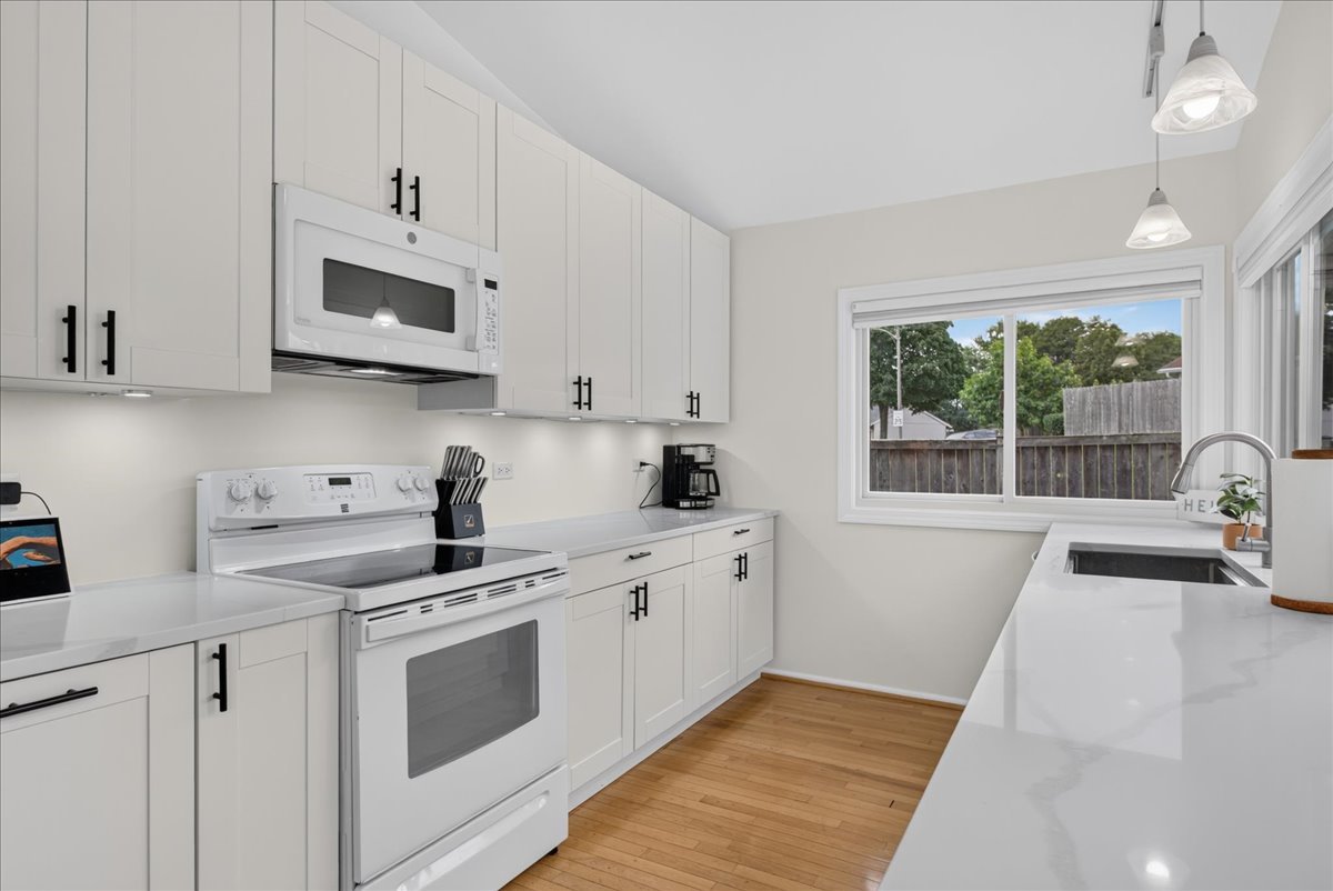 560 Lakeview Court Property Photo 12
