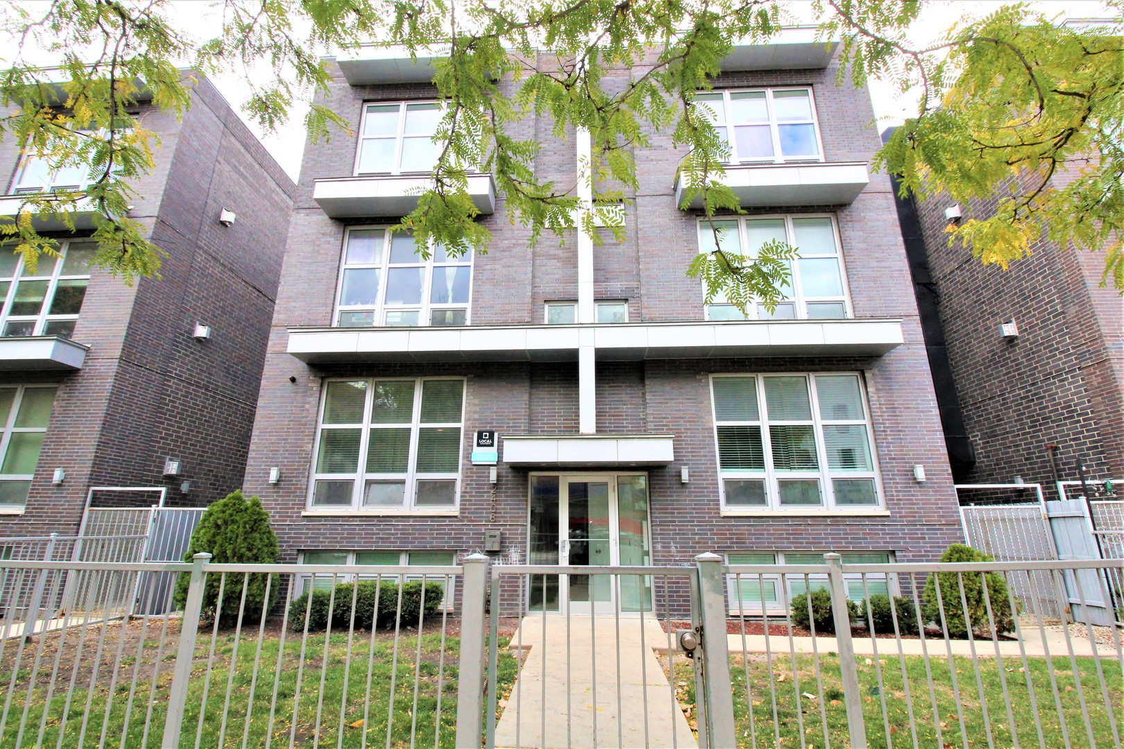 2412 W CORTLAND Street 2E Property Photo 1