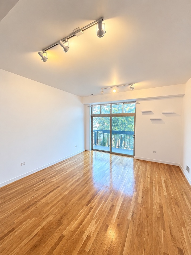 1935 S Archer Avenue 223 Property Photo 3