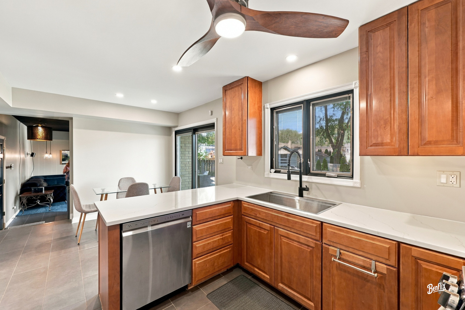 4 W Suffield Drive Property Photo 8