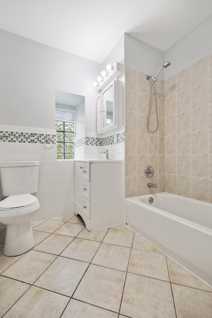4555 N Malden Street 205 Property Photo 8
